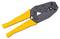 Żółto-czarne szczypce do zaciskania leżą na białym tle, nadając się do łączenia kabli ze złączami.