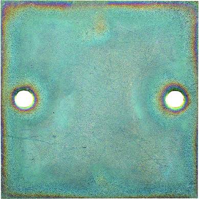 Kwadratowa, rdzewiejąca płyta metalowa z dwoma otworami rozmieszczonymi równomiernie.