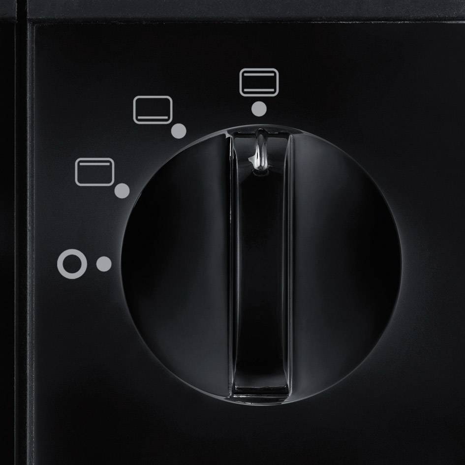 'Przełącznik obrotowy o czterech pozycjach; dwie są oznaczone kształtami kwadratowymi, dwie bez oznaczeń; wskazuje drugą pozycję od lewej strony.'