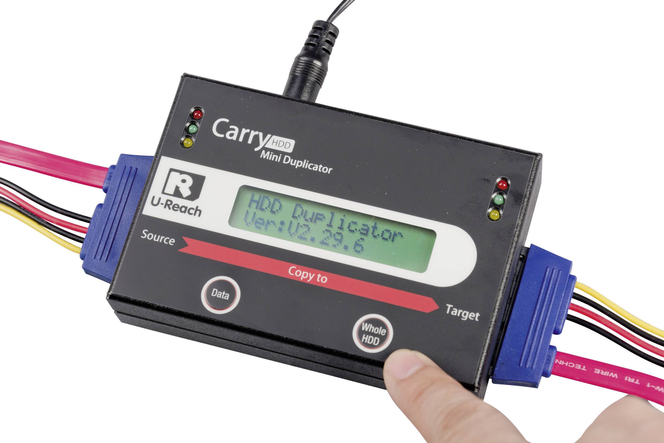 Osoba obsługuje duplikator dysków twardych, na wyświetlaczu widać 'HDD Duplikator Ver: V2.5.6'. Kable są podłączone.