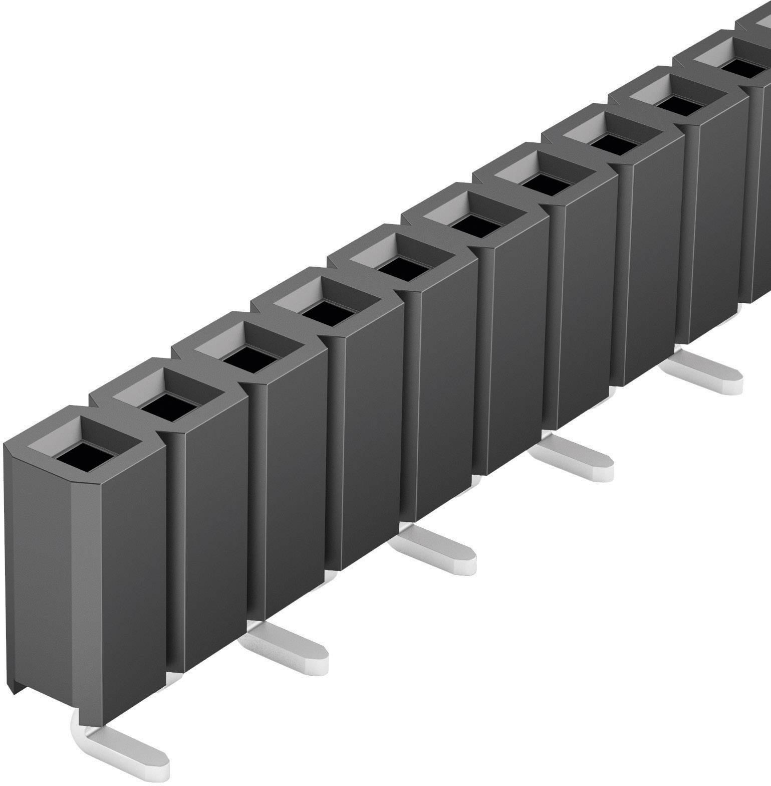 Rząd szarych betonowych barier, ustawionych w równych odstępach, z białymi mocowaniami stabilizującymi je na podłożu.