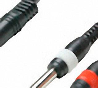 Zbliżenie czarnych i czerwonych kabli audio z plastikowymi osłonkami, które mogą służyć do podłączania urządzeń elektronicznych.