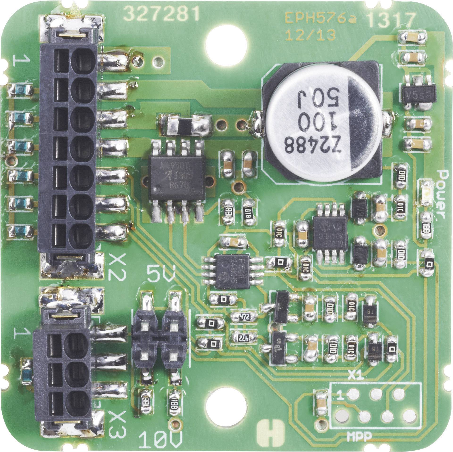 Zielona płytka drukowana z różnymi elementami elektronicznymi, takimi jak rezystory, kondensatory i złącza.