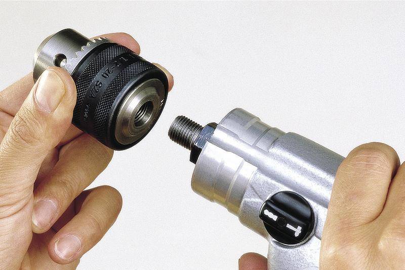 Osoba trzyma wkrętak z szybkozaciskowym uchwytem wiertarskim, gotowa do zamocowania go w narzędziu.