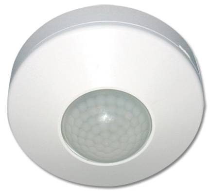 Biały czujnik ruchu sufitowy o okrągłym kształcie z wypukłym sensorem pośrodku, przeznaczony do wykrywania ruchu i sterowania oświetleniem.