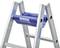 Drabina aluminiowa z niebieskim schowkiem od marki 'Krause'. Idealna do prac na różnych wysokościach.