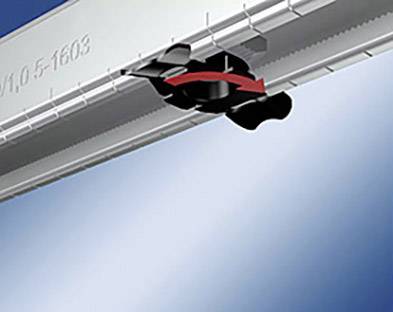 Narzędzie za pomocą czerwonej strzałki dociska się mocno do kawałka metalu.