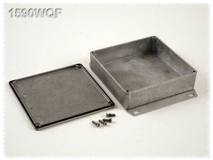 Metalowa obudowa ze zdjętą pokrywą i sześcioma śrubami. Nadruk '1590WQF' w lewym górnym rogu. Odpowiednia do projektów elektronicznych.