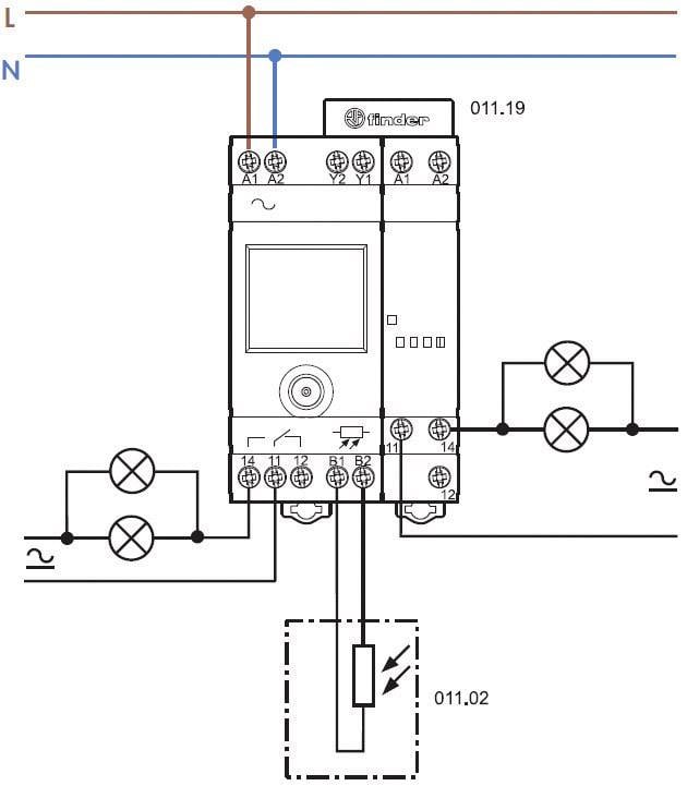 Schemat elektrycznego przekaźnika z opisem zacisków i przewodów do instalacji w obwodzie elektrycznym.