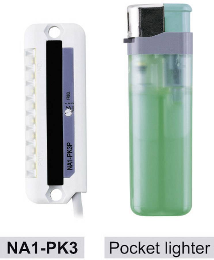 Elektryczny przetwornik gitarowy obok zielonej jednorazowej zapalniczki. Oznaczenia: 'NA1-PK3' na przetworniku i 'Zapalniczka kieszonkowa'.