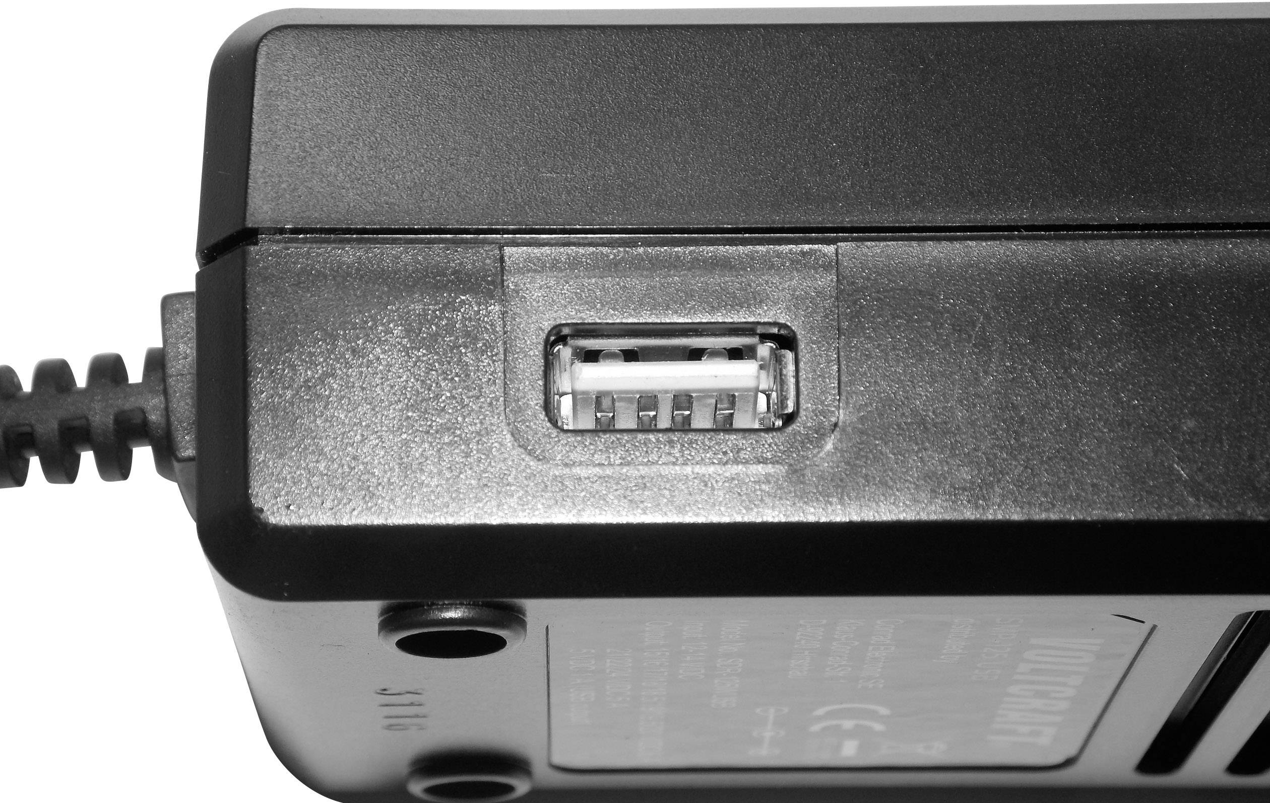 Zbliżenie prostokątnej ładowarki z portem USB z boku, w czarnej obudowie.