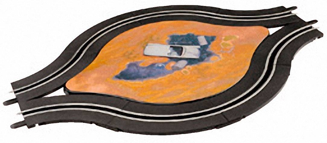 Zabawkowy tor wyścigowy w kształcie leżącej ósemki z małym srebrnym samochodzikiem pośrodku.