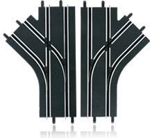 Dwie czarne elementy toru wyścigowego dla samochodów, wyposażone w rozgałęzienia. Służą do rozbudowy systemu wyścigowego torów wyścigowych (slotcar).