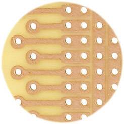 Okrągła, pomarańczowa płytka drukowana z wieloma równomiernie rozmieszczonymi białymi otworami i ścieżkami miedzianymi na żółtym tle.