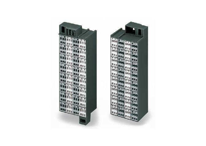 Dwie prostokątne elektryczne listwy zaciskowe z wieloma poziomami podłączeń, odpowiednie do integracji w tablicach rozdzielczych.