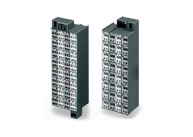 Dwie elektroniczne części z wieloma złączami na przedniej powierzchni. Stoją obok siebie na białym tle.