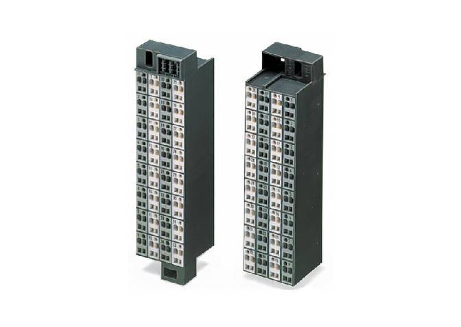 'Dwa czarne elektryczne moduły wtykowe z wieloma złączami. Są ustawione pionowo i prezentują różnorodność kwadratowych złączy.'