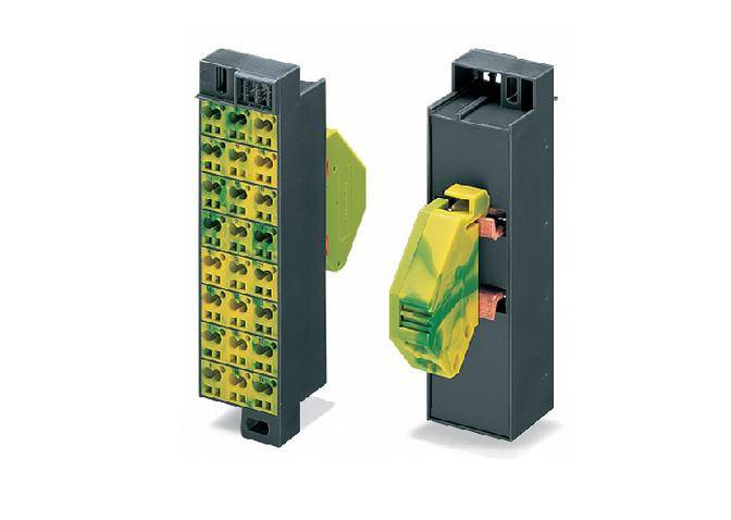 Dwa elektryczne złącza z żółtymi i zielonymi zaciskami. Po lewej stronie rząd gniazd, po prawej wtyk z osłoną ochronną.