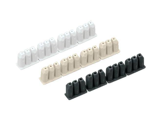 Obraz przedstawiający trzy rzędy plastikowych złączek kablowych w kolorach białym, beżowym i czarnym, po cztery złączki w każdym rzędzie.