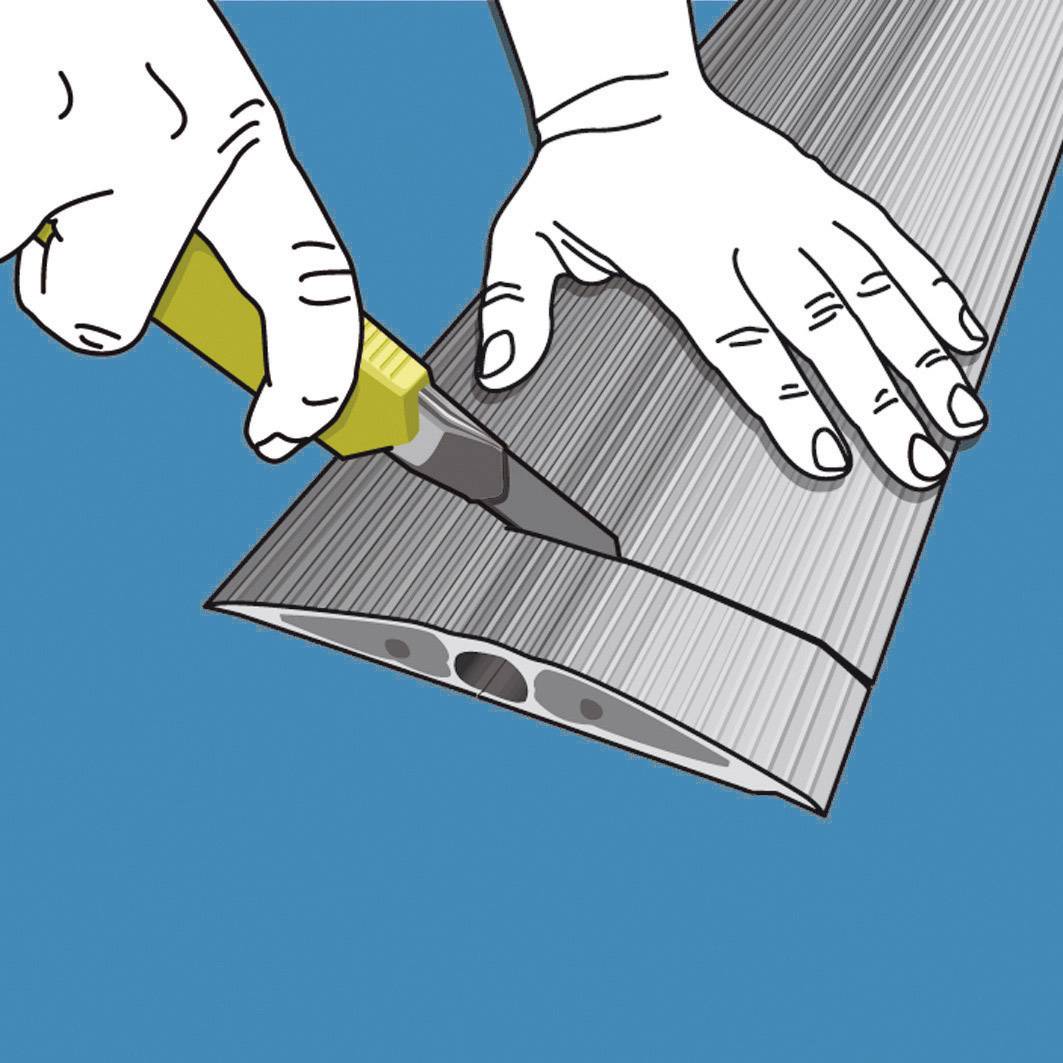 Dwie ręce przycinają nożem do cięcia szary pas laminatu na niebieskim podłożu.