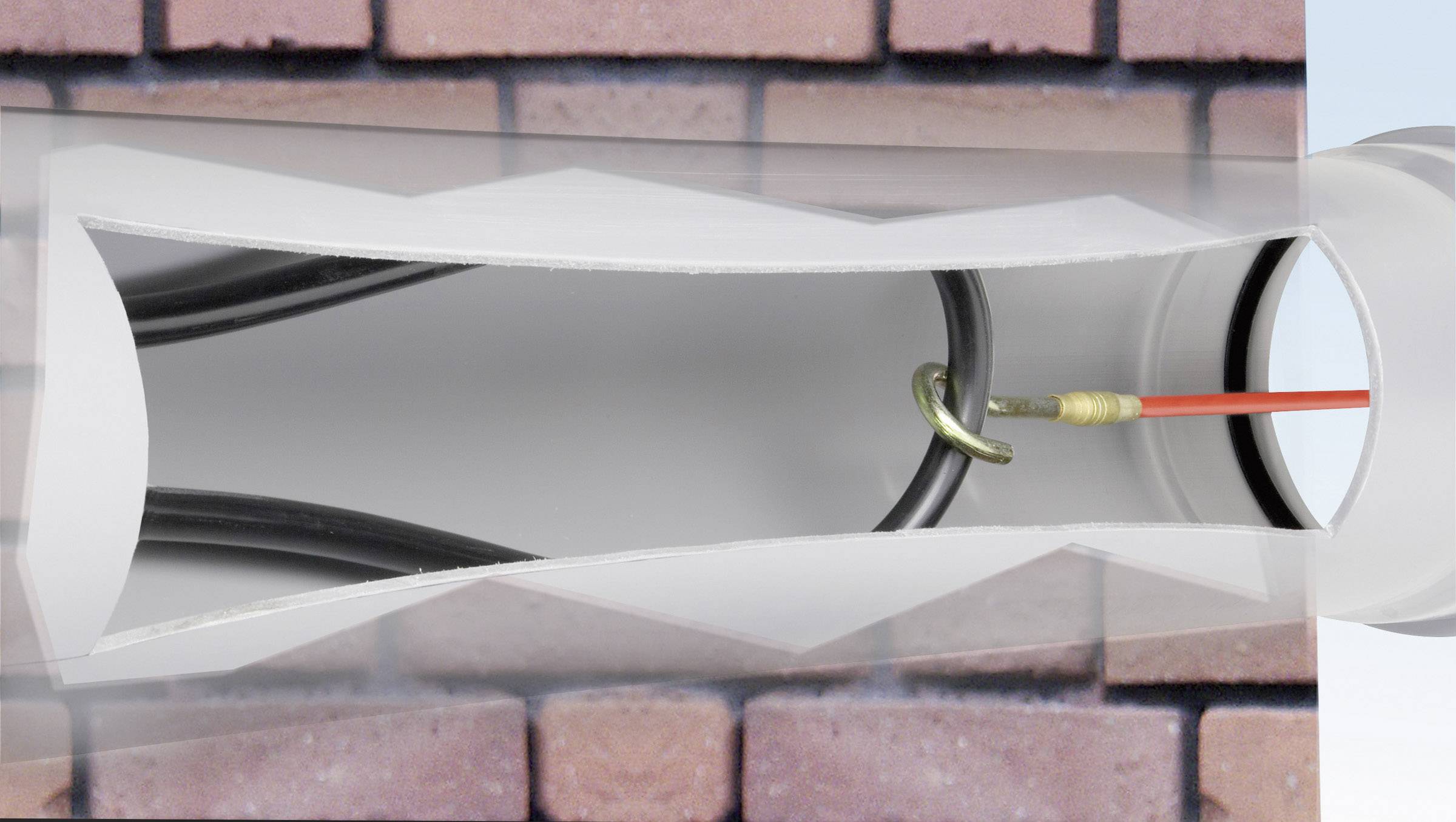 Schemat poziomego przepustu kablowego przebiegającego przez ścianę z cegły. Kabel jest prowadzony hakiem przez rurę.