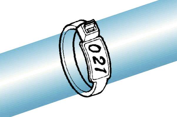 Plastikowa, ponumerowana, zamykana plomba z numerem '021' jest przymocowana do rury.