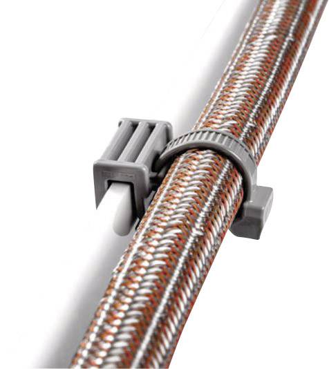 Opaska zaciskowa zabezpiecza opleciony wąż na rurze. Zacisk jest wykonany z szarego tworzywa sztucznego i jest mocno dokręcony.