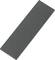 Ciemnoszary, prostokątny kamień szlifierski ustawiony pod skosem.