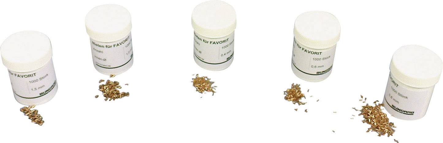 Pięć puszek z napisem '70/30 INTER I KAP FAVORIT' i '1000 nasion' stoi obok siebie, każda zawierająca małą ilość nasion roślin.