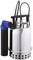 Srebrna pompa zanurzeniowa z niebieskim uchwytem i czarnymi przewodami; służy do odpompowywania wody.