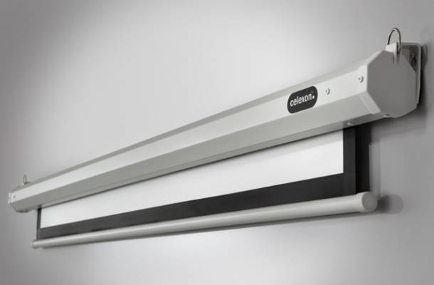 Opuszczany ekran projektora w białej ramce jest zamontowany na ścianie.