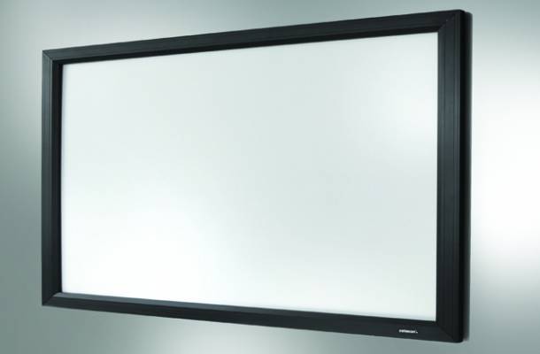 Biała ekranowa płaszczyzna projekcyjna z czarną ramą, odpowiednia do domowego kina lub prezentacji.