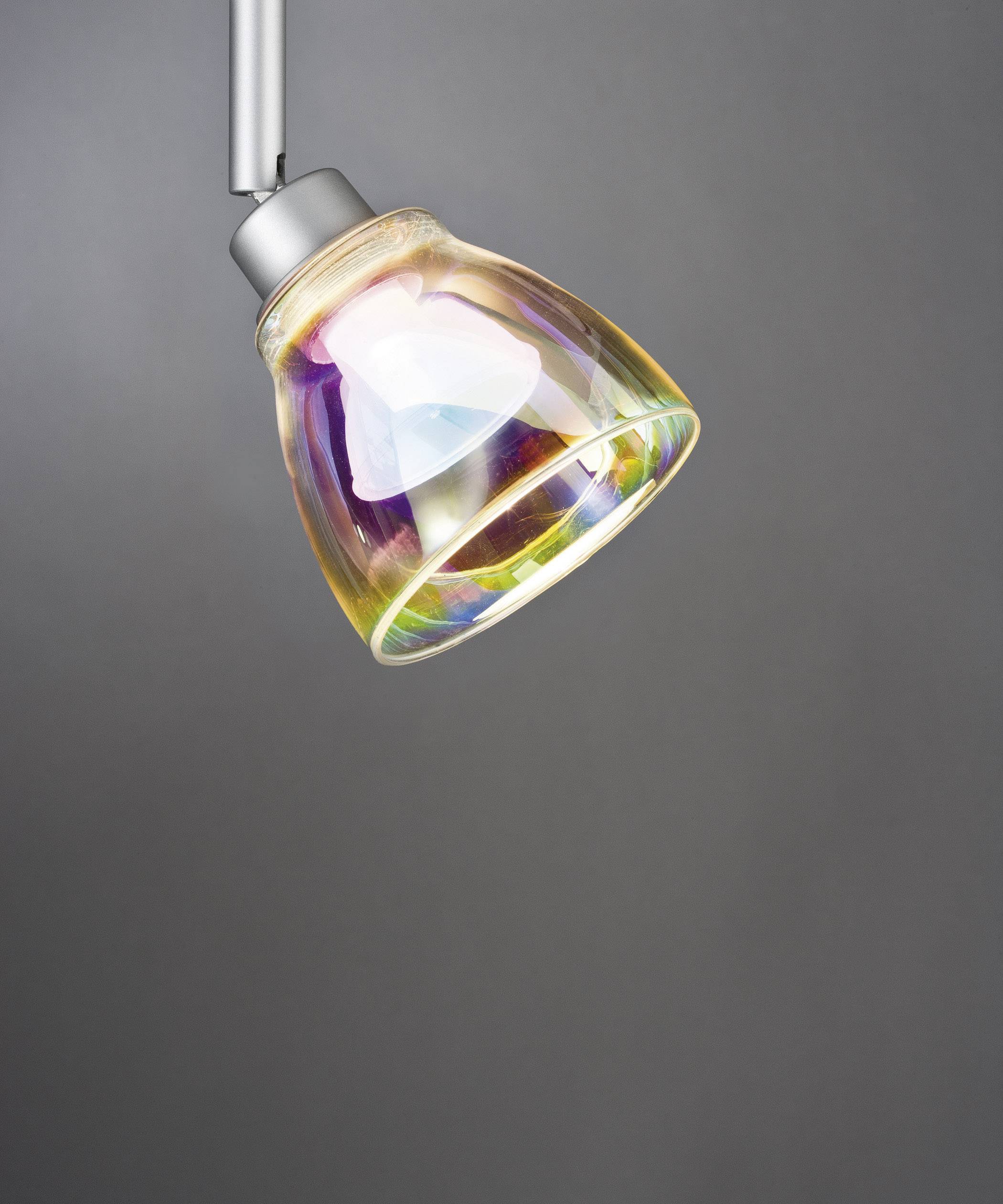 Pojedyncza lampa wisząca z iryzującym kloszem szklnym wisi na szarym tle.