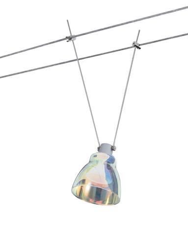 Lampa wisząca z kolorowym kloszem przymocowanym do dwóch równoległych lin, na białym tle.