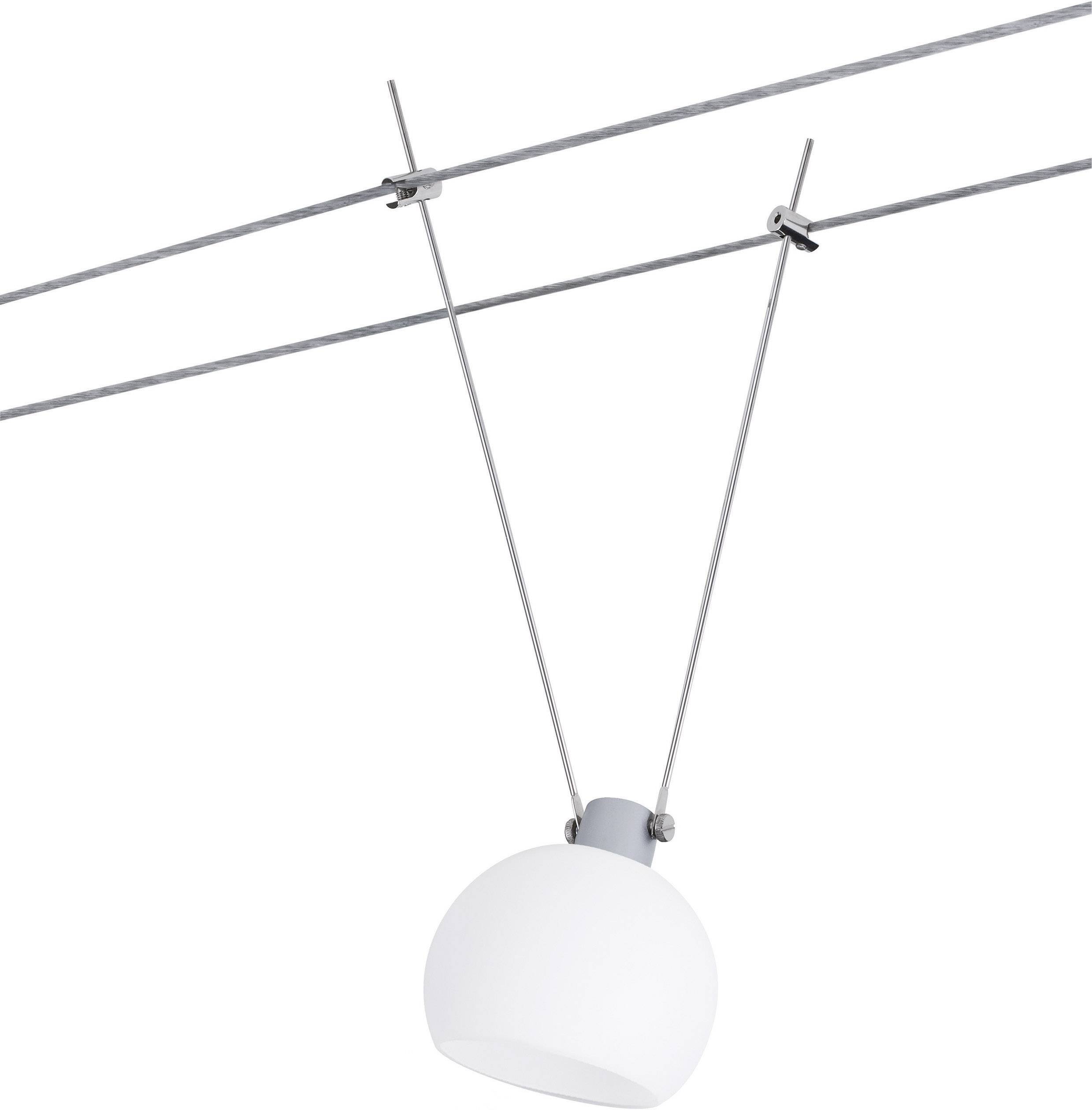 Nowoczesna lampa sufitowa z okrągłą, białą szklaną kopułą zawieszona jest na systemie lin.