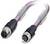 Fioletowy kabel Ethernet z czarnymi wtyczkami na obu końcach.