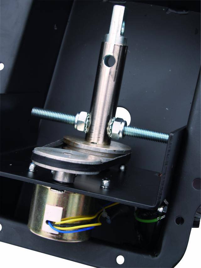 Metalowa mechanika z osią, śrubami i kablami w obudowie, prawdopodobnie część maszyny technicznej lub przemysłowej.