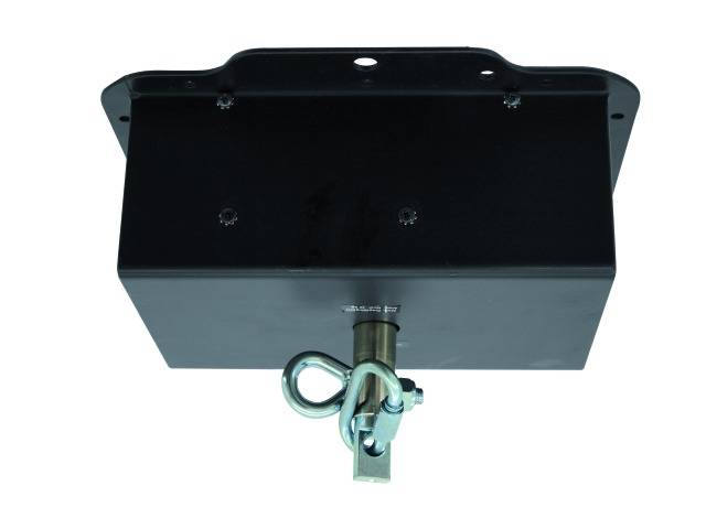 Czarne metalowe pudełko z pętlą i mechanizmem zamykającym, prawdopodobnie służące do mocowania lub zabezpieczania przedmiotów.