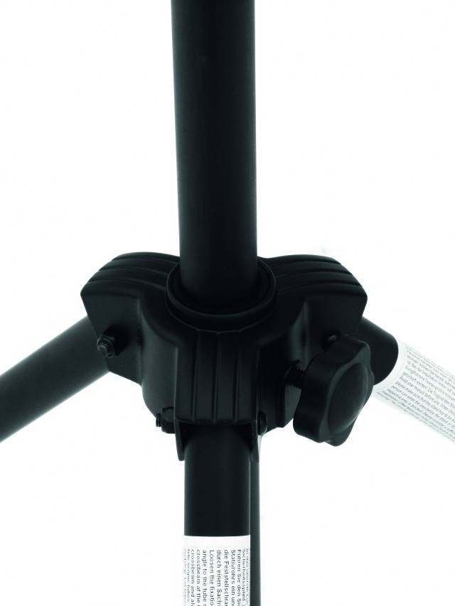 Trójnożny, czarny statyw z regulowanym mechanizmem nóg.