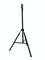 Czarny statyw fotograficzny ze trzema nogami, stojący pionowo, bez urządzenia na górze. Odpowiedni do mocowania sprzętu oświetleniowego lub audio.