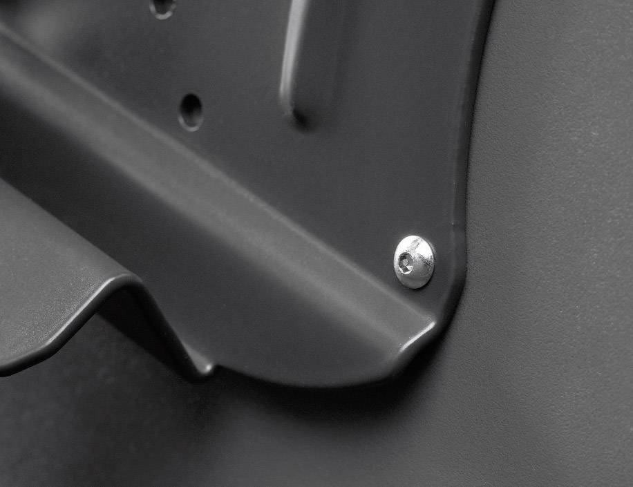 Zbliżenie szarej metalowej powierzchni z srebrną śrubą. Struktura wygląda gładko i przemysłowo.