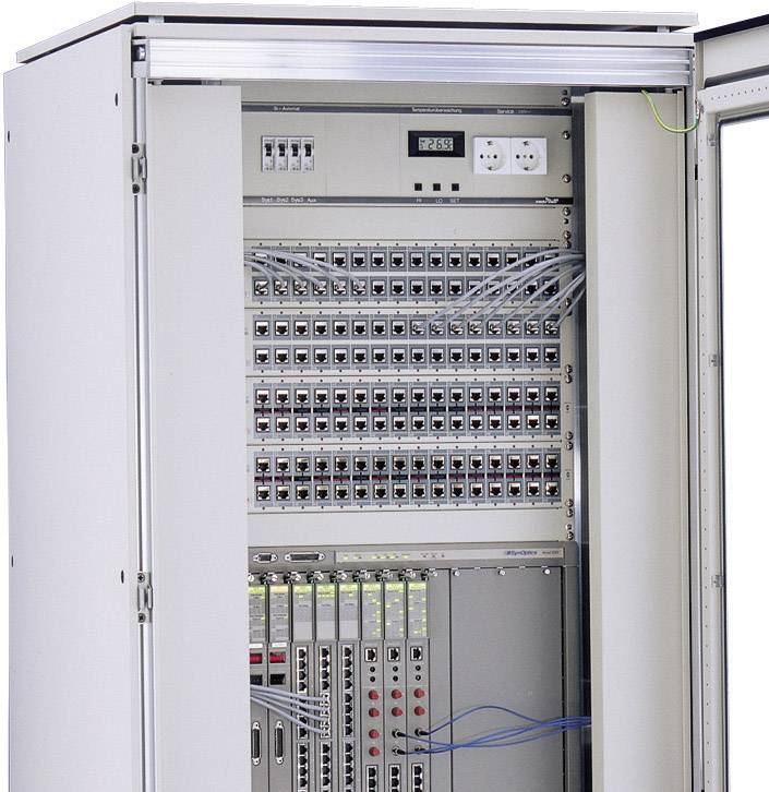 Otwarty szafa serwerowa z wieloma urządzeniami sieciowymi i podłączonymi kablami, wyświetlacz na górze pokazuje '23,5°C', co oznacza temperaturę.