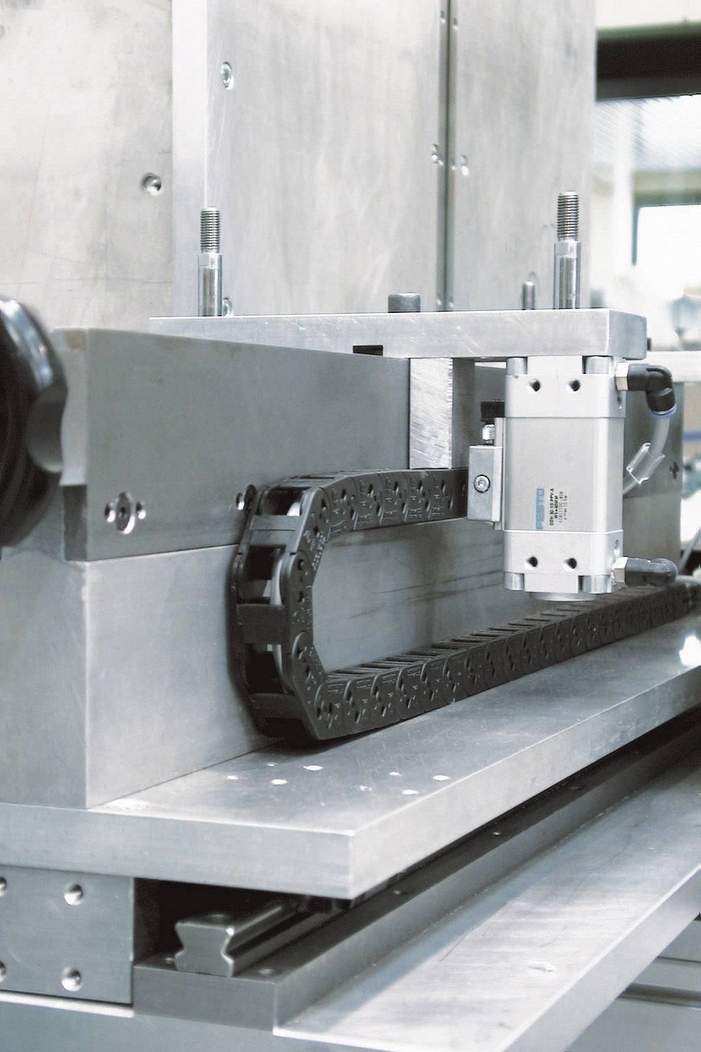 LAPP SILVYN® CHAIN Light SR 325 L 61211161 Направляюча ланцюга із запатентованою системою одногвинтового з'єднання