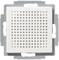 Biały wkład kratki wentylacyjnej z kwadratowym wzorem, zamontowany w srebrnej ramie, prawdopodobnie stanowiący element systemu wentylacyjnego.