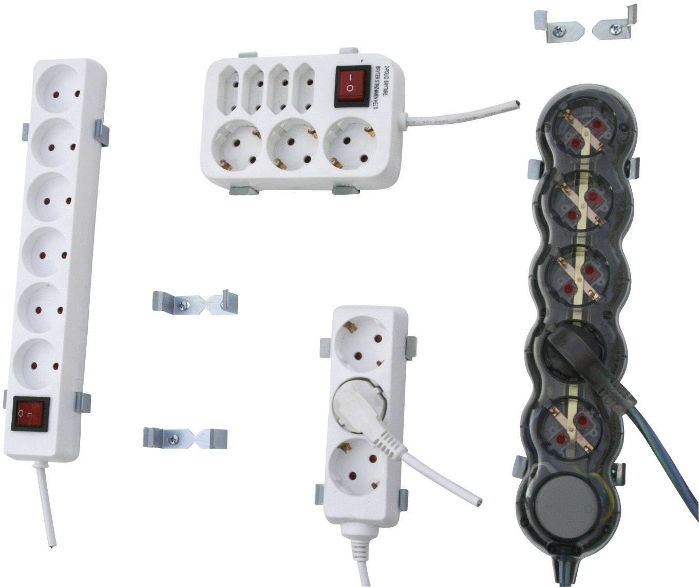 Kilka listew zasilających w różnych rozmiarach, niektóre z przełącznikami. W tle akcesoria do zarządzania energią.