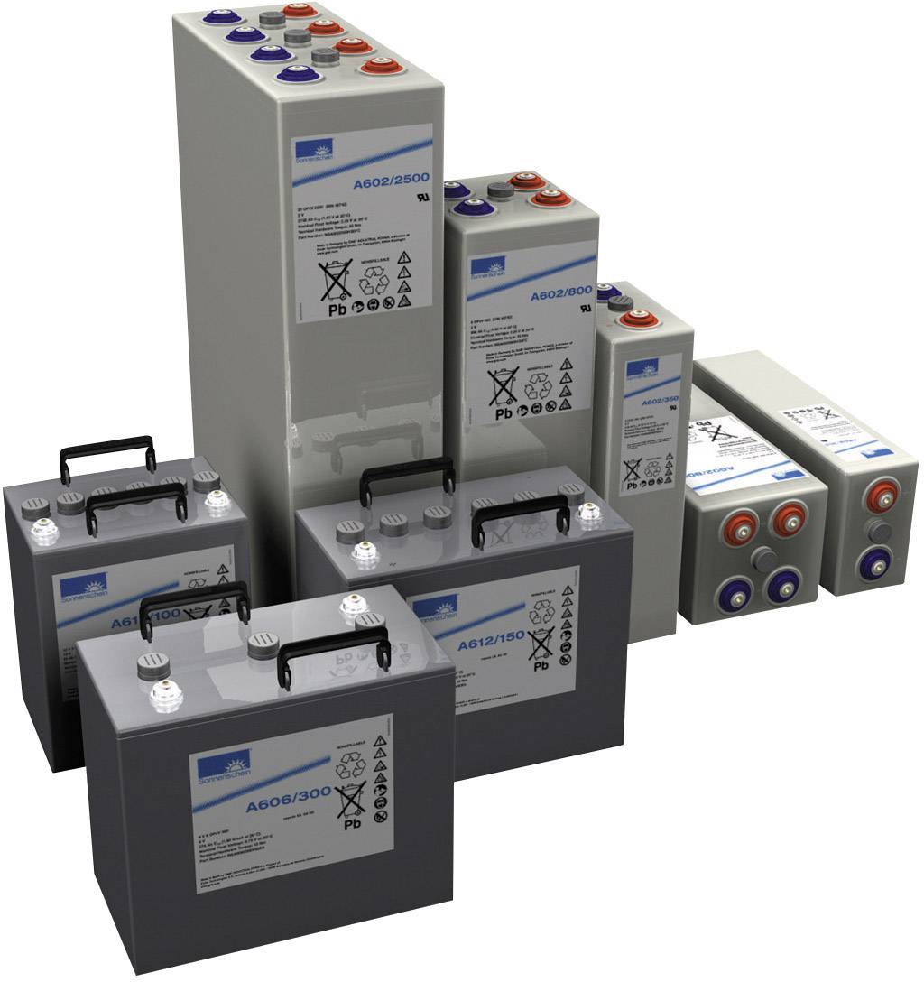 Grupa różnych szarych baterii o różnych rozmiarach, wyposażonych w uchwyty i etykiety z informacjami technicznymi.