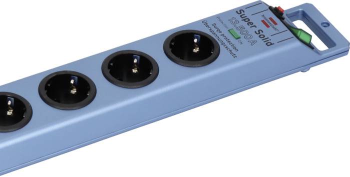 Niebieska listwa zasilająca z czterema czarnymi gniazdami i włącznikiem/wyłącznikiem. Na listwie widnieje napis 'Super Solid' oraz dane modelu.