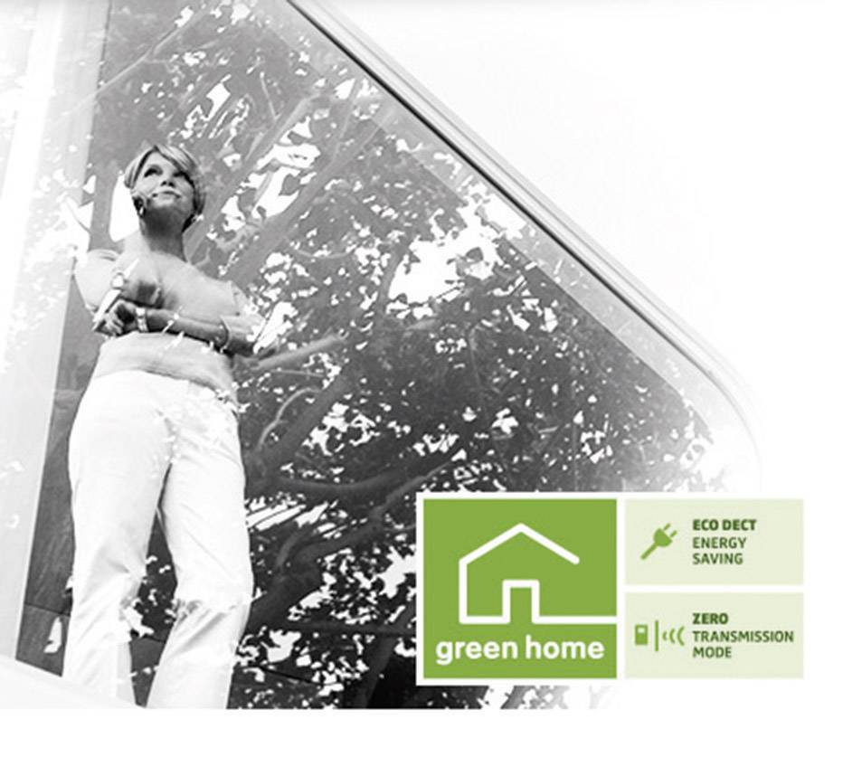 Osoba stoi przed dużym oknem. Obok niej znajduje się zielone logo z napisem 'green home', które wskazuje na efektywność energetyczną.