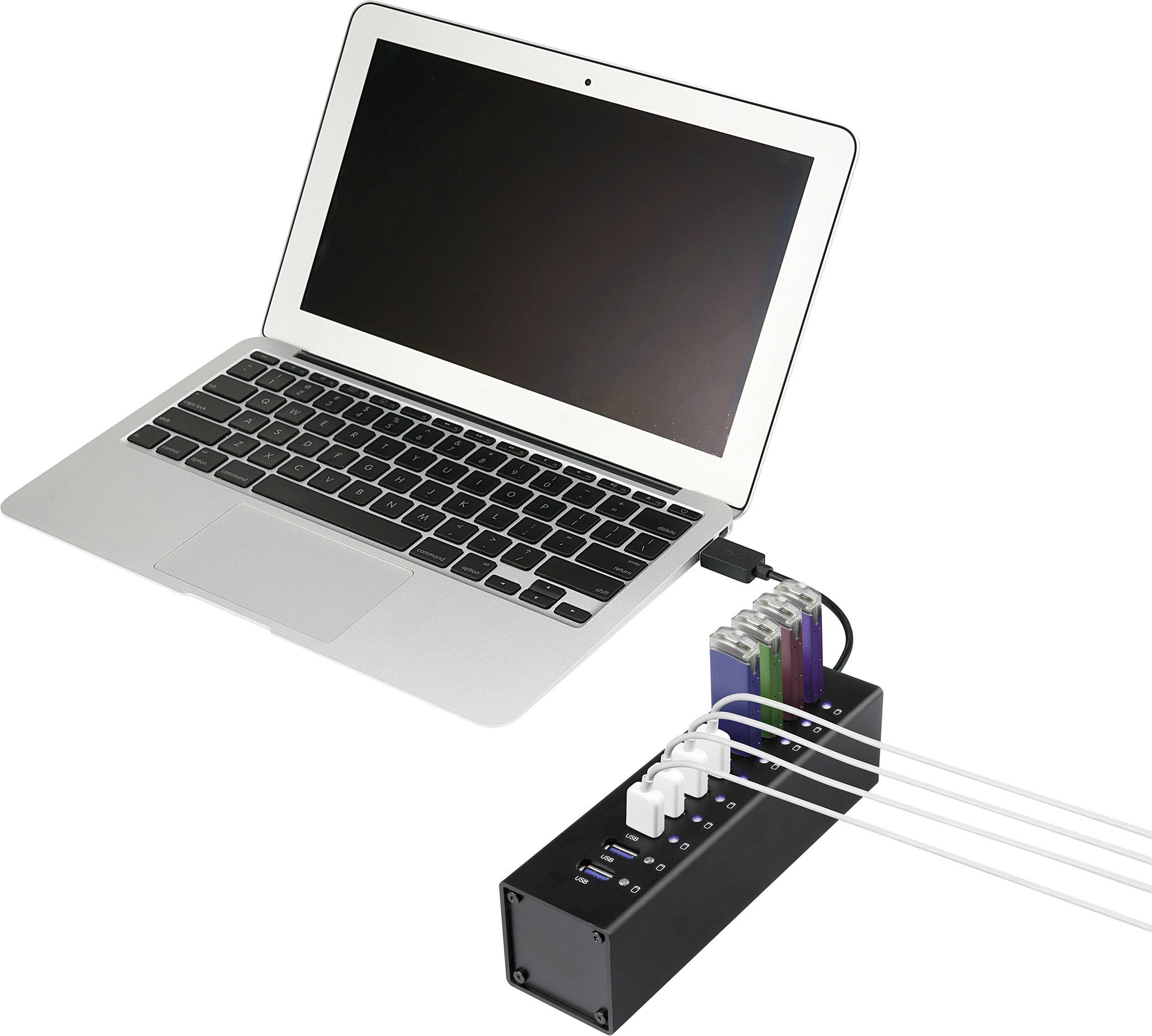 Laptop jest podłączony do systemu multipleksera, który steruje wieloma kablami światłowodowymi, co wskazuje na transmisję danych.