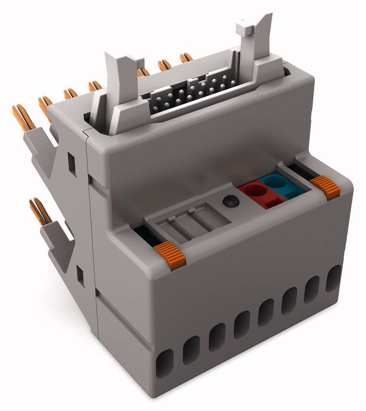 Obraz przedstawia szarą, elektroniczną wtyczkę z wieloma miedzianymi stykami i kolorowymi elementami.